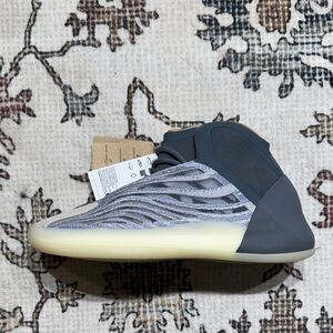 Yeezy Quantum Sneakers